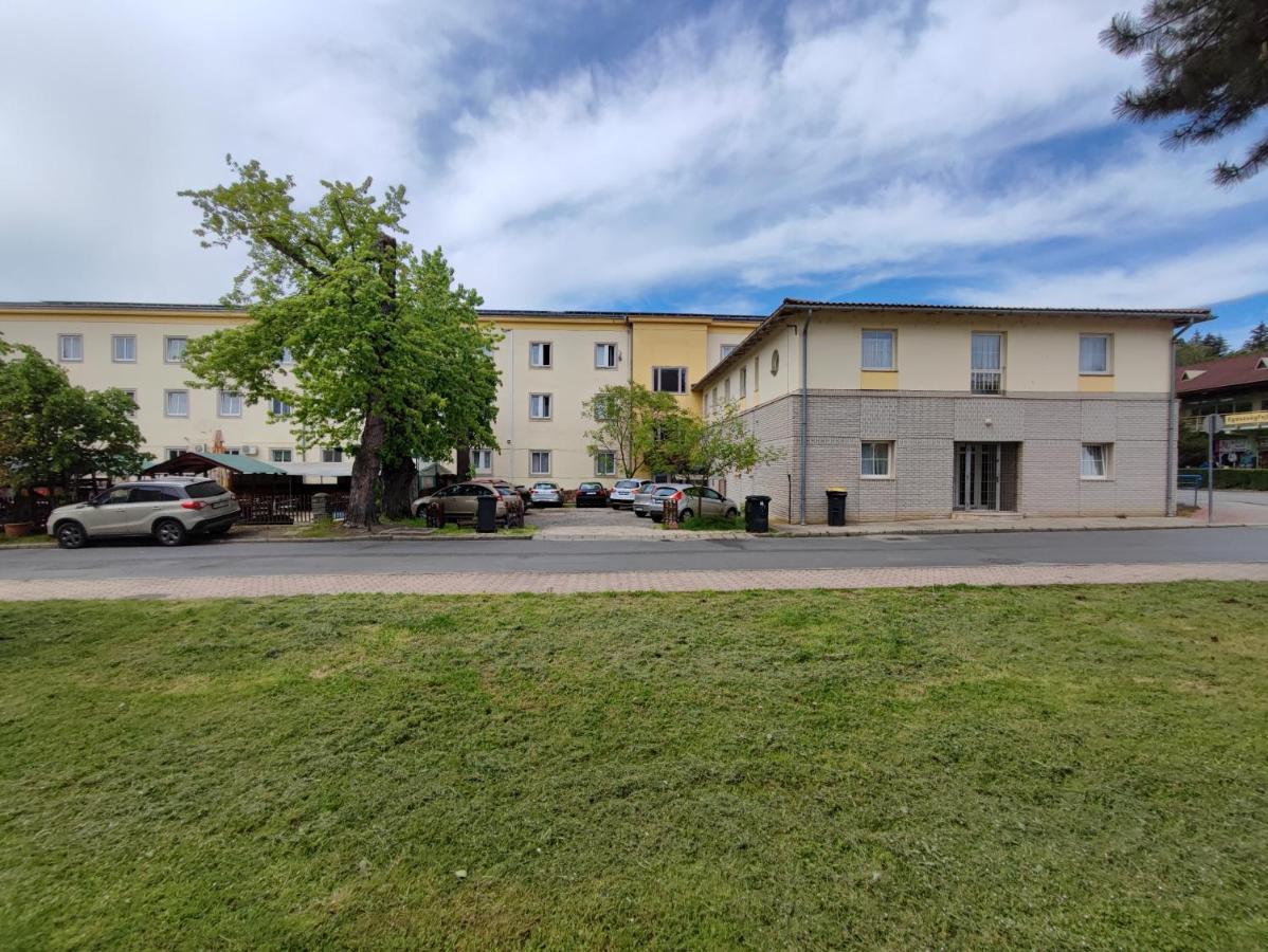 Hotel Beke Sziget Komlo Екстер'єр фото
