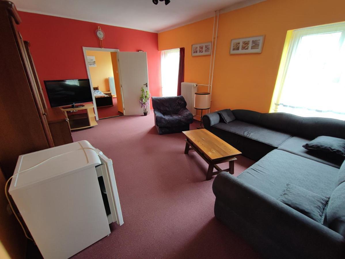Hotel Beke Sziget Komlo Екстер'єр фото