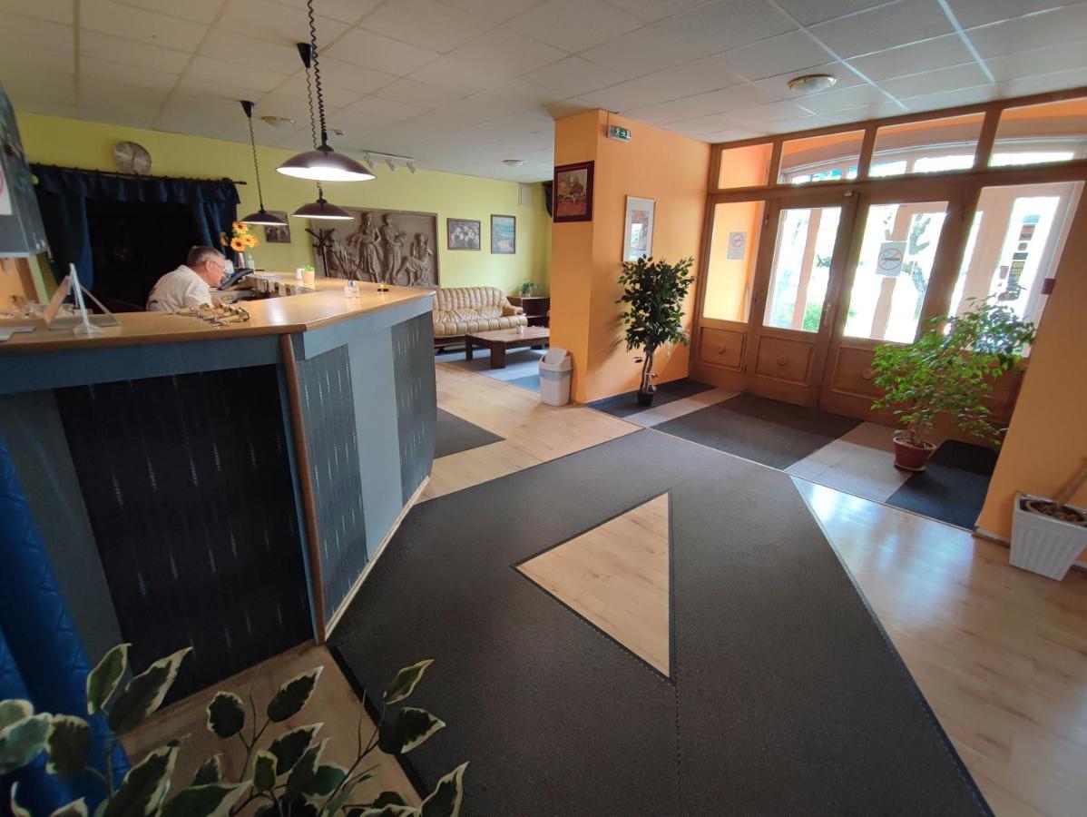 Hotel Beke Sziget Komlo Екстер'єр фото